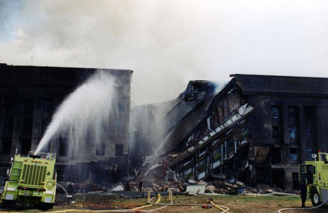 Bomberos trabajando para extinguir el fuego en el edificio. Un total de 19 terroristas actuaron ese día en el secuestro de los vuelos comerciales estrellados. Foto: FBI