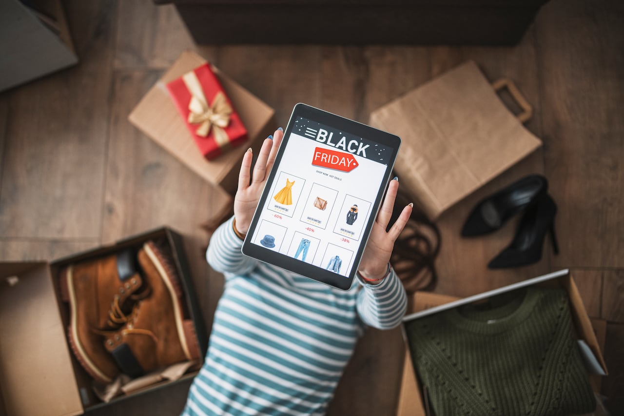 Consumidores en Nueva York revisan ofertas de última hora durante el Black Friday 2025, una jornada marcada por descuentos agresivos en tecnología y productos para el hogar.