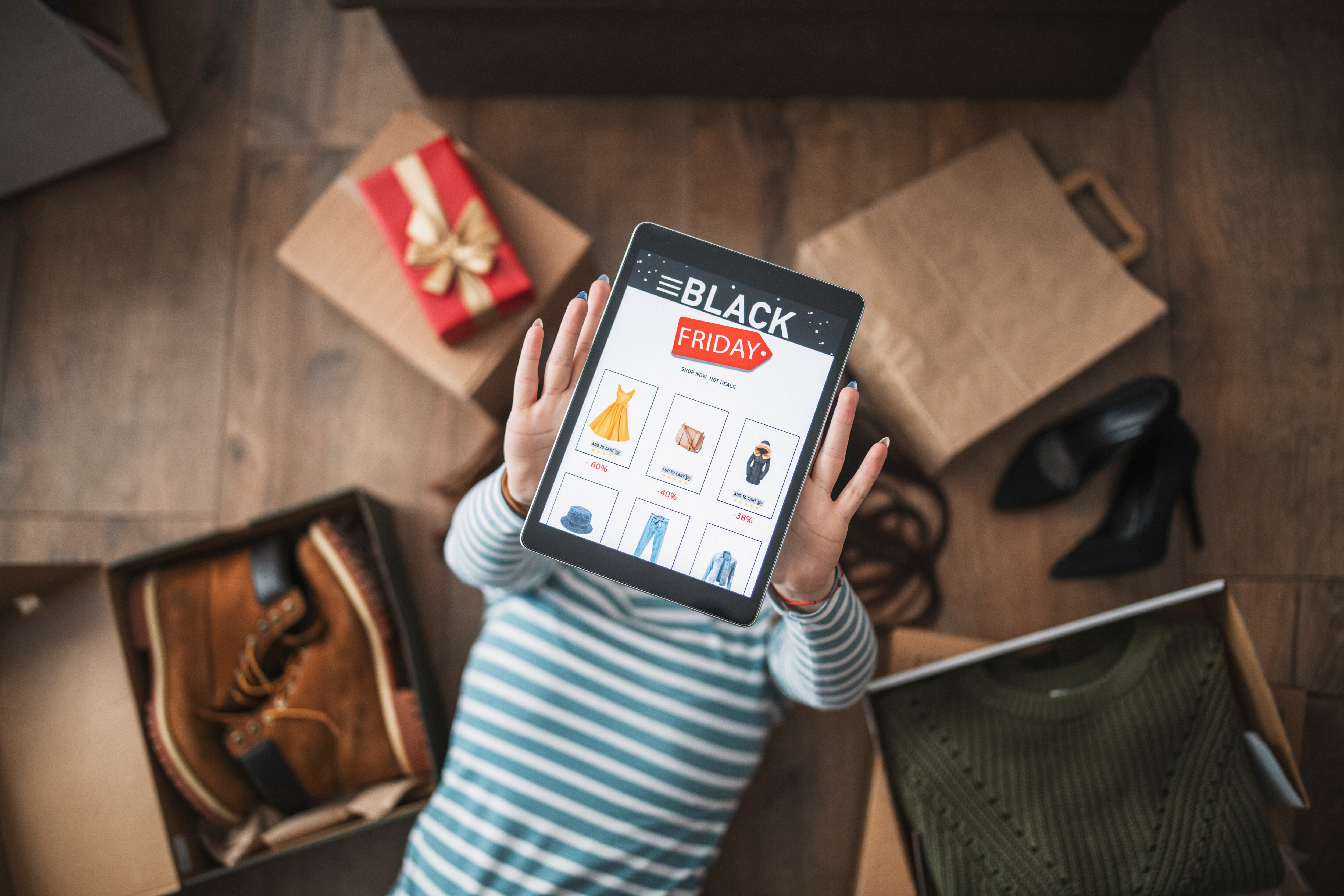 Consumidores en Nueva York revisan ofertas de última hora durante el Black Friday 2025, una jornada marcada por descuentos agresivos en tecnología y productos para el hogar.