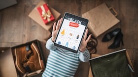Consumidores en Nueva York revisan ofertas de última hora durante el Black Friday 2025, una jornada marcada por descuentos agresivos en tecnología y productos para el hogar.