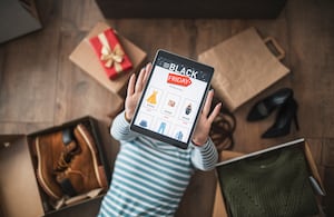 Consumidores en Nueva York revisan ofertas de última hora durante el Black Friday 2025, una jornada marcada por descuentos agresivos en tecnología y productos para el hogar.