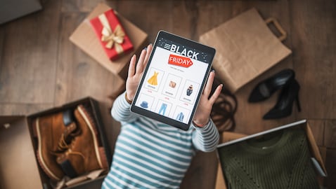 Consumidores en Nueva York revisan ofertas de última hora durante el Black Friday 2025, una jornada marcada por descuentos agresivos en tecnología y productos para el hogar.
