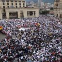 La marcha del 9 de abril por la paz y las víctimas llenó la Plaza de Bolívar y la carrera Séptima en Bogotá y congregó las más variadas fuerzas. Desde Piedad Córdoba y Andrés Gil, de Marcha Patriótica, hasta el alcalde Gustavo Petro y el presidente Santos, que habló ante 7.000 militares en el monumento a los caídos.