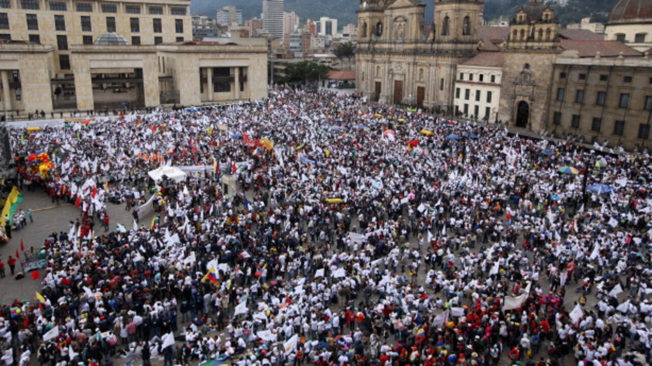 La marcha del 9 de abril por la paz y las víctimas llenó la Plaza de Bolívar y la carrera Séptima en Bogotá y congregó las más variadas fuerzas. Desde Piedad Córdoba y Andrés Gil, de Marcha Patriótica, hasta el alcalde Gustavo Petro y el presidente Santos, que habló ante 7.000 militares en el monumento a los caídos.