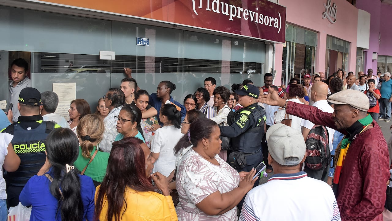 Cientos de Maestros se encuentran a las afueras de la Fiduprevisora en busca de una solución para la entrega de sus medicamentos y órdenes para exámenes con especialistas.