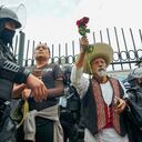 Artistas se manifiestan junto a policías en los alrededores de la Casa de la Cultura Ecuatoriana en el centro de Quito, el 20 de junio de 2022, en el marco de las protestas lideradas por indígenas contra el gobierno del presidente Guillermo Lasso que comenzaron hace una semana. - La policía ecuatoriana requisó este domingo un centro cultural indígena en Quito para usarlo como base para monitorear las protestas antigubernamentales de los indígenas, informó la institución. (Foto de Verónica LOMBEIDA / AFP)