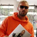 Maluma con la edición especial de la revista Fucsia.