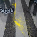 Un escudo antidisturbios de un oficial de policía del escuadrón antidisturbios ESMAD, recibe un disparo con pintura en un cruce durante una manifestación contra la policía donde se dispersó después de los enfrentamientos entre manifestantes y la Policía Antidisturbios, ESMAD, el 24 de febrero de 2021, en Bogotá, Colombia. . (Foto de: Chepa Beltran / VW Pics / Universal Images Group a través de Getty Images)