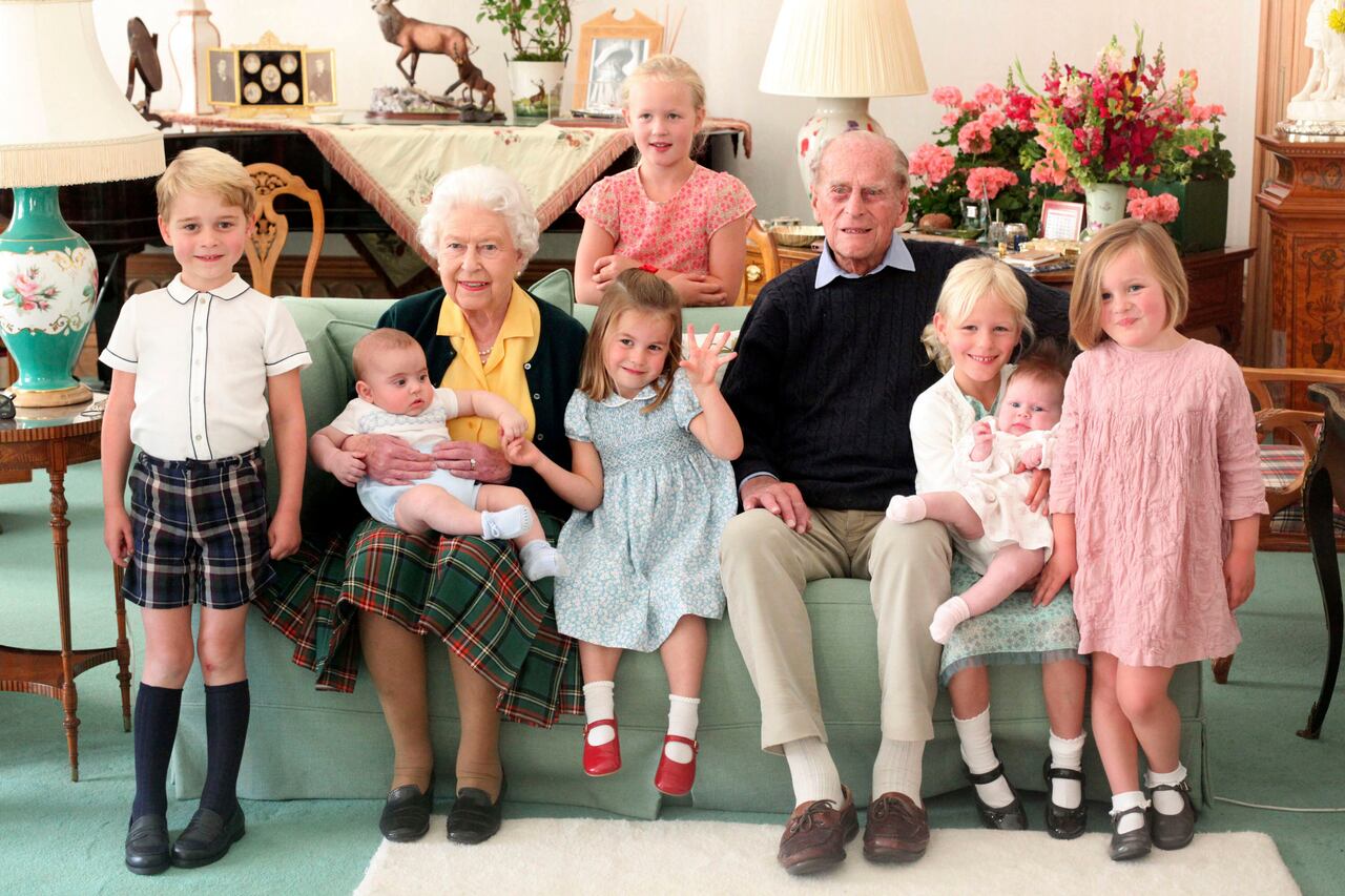 Cuando se tomaron esta foto familiar, la reina y Felipe tenían siete bisnietos. Hoy son diez. De izquierda a derecha: George y Louis de Cambridge, Savannah Phillips, Charlotte de Cambridge, Isla Phillips, Lena y Mia Tindall.