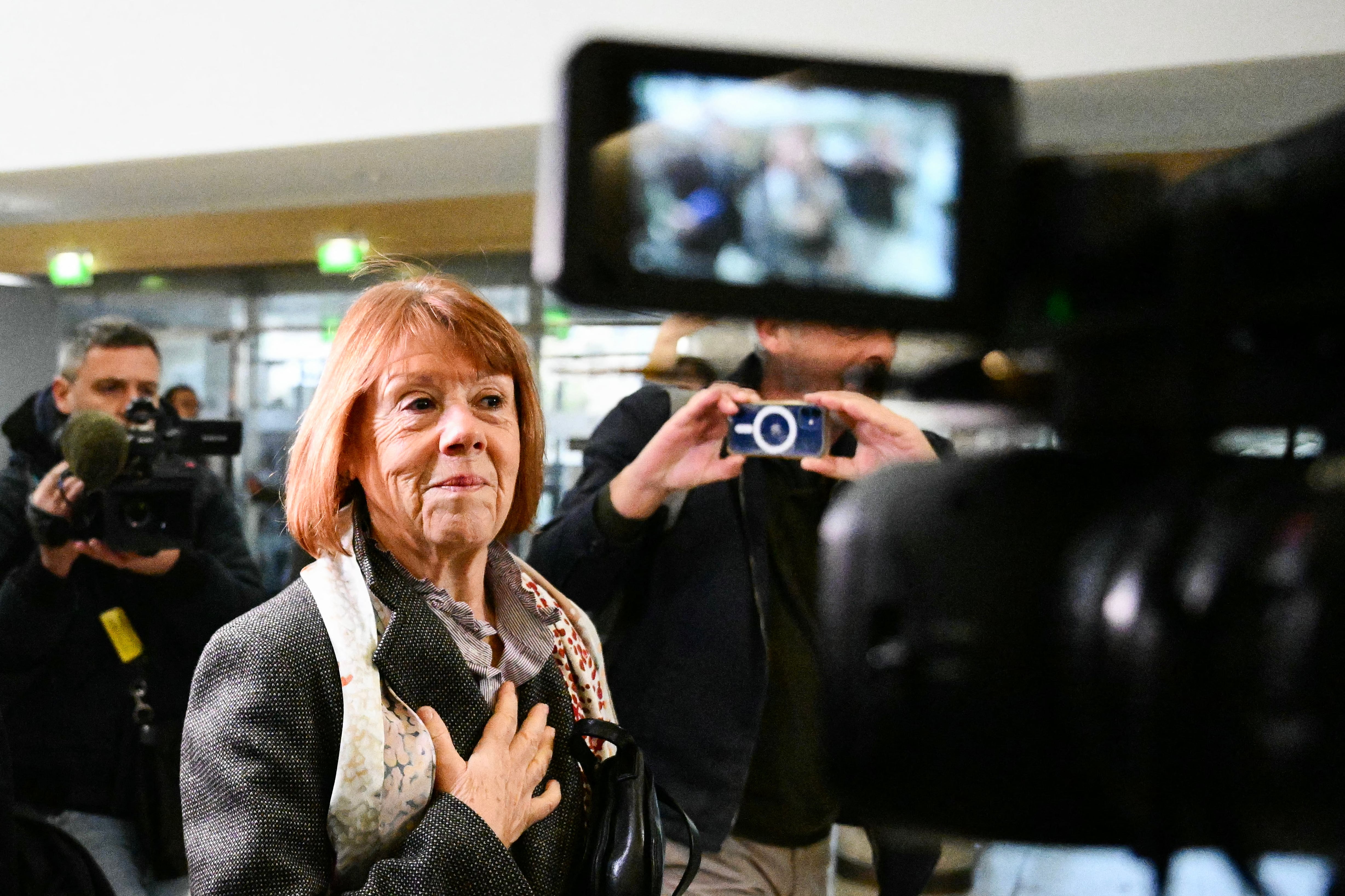 Gisele Pelicot llega al tribunal de Aviñón para el juicio de su expareja Dominique Pelicot acusado de drogarla durante casi diez años e invitar a desconocidos a violarla en su casa de Mazan, una pequeña ciudad del sur de Francia.