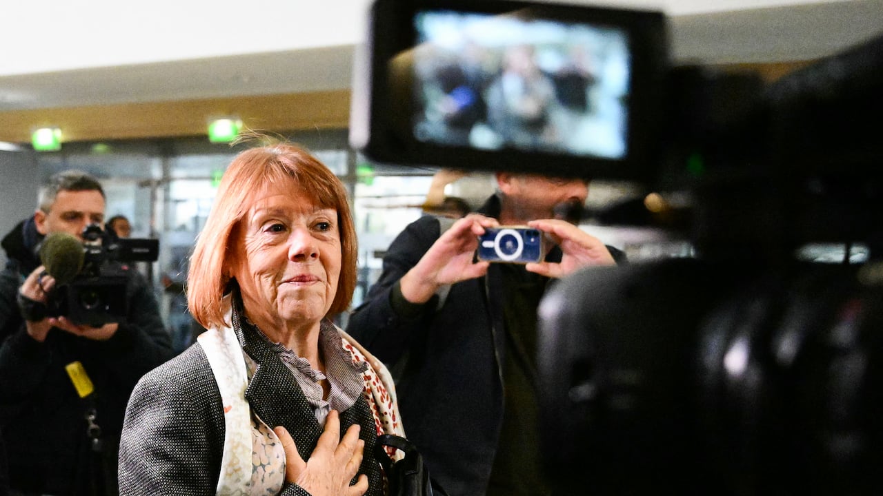 Gisele Pelicot llega al tribunal de Aviñón para el juicio de su expareja Dominique Pelicot acusado de drogarla durante casi diez años e invitar a desconocidos a violarla en su casa de Mazan, una pequeña ciudad del sur de Francia.