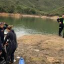 Tareas de rescate del cadáver de un hombre en el embalse de Guatapé, Antioquia.