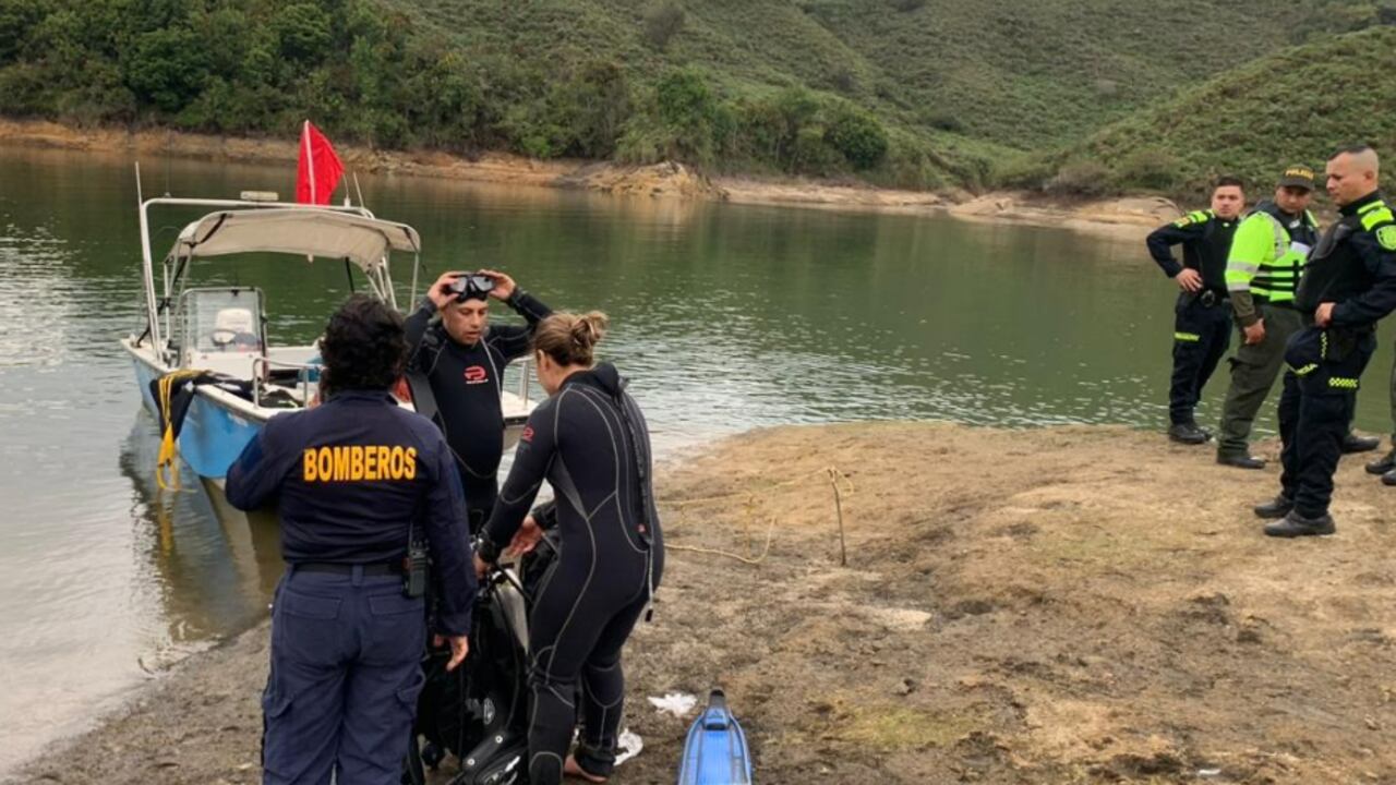 Tareas de rescate del cadáver de un hombre en el embalse de Guatapé, Antioquia.