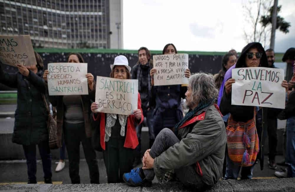 Mientras se llevaba a cabo la audiencia de Jesús Santrich en los juzgados de Paloquemao, simpatizantes del exjefe guerrillero se agolparon a las afueras con carteles en los que se podían leer mensajes como “Santrich es un berraco”, “unidos por el arte y por la paz, la poesía vive en Santrich", entre otros. 