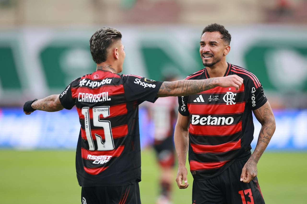 Jorge Carrascal celebra con Danilo, tras el tanto del defensor en la final de Libertadores