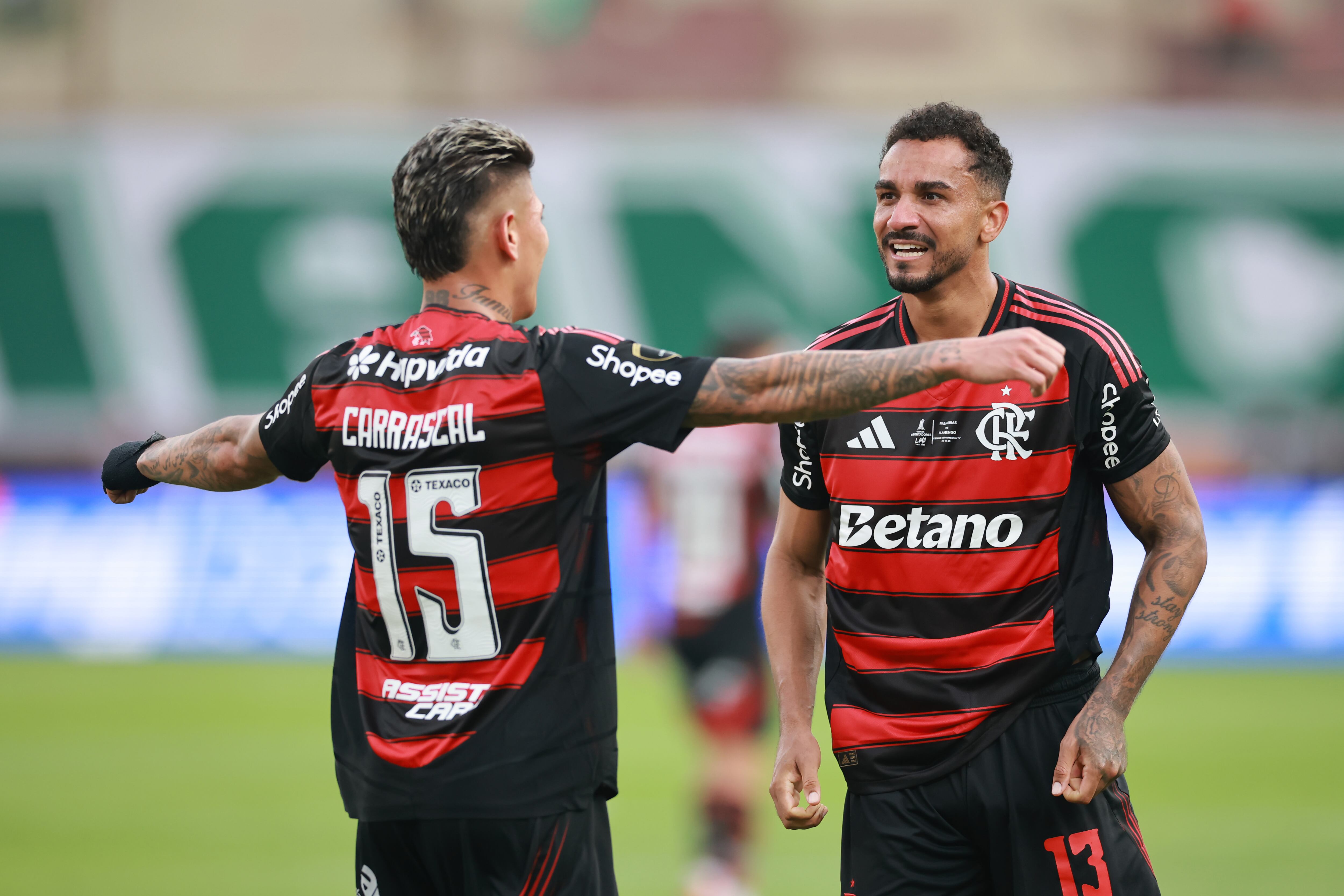 Jorge Carrascal celebra con Danilo, tras el tanto del defensor en la final de Libertadores