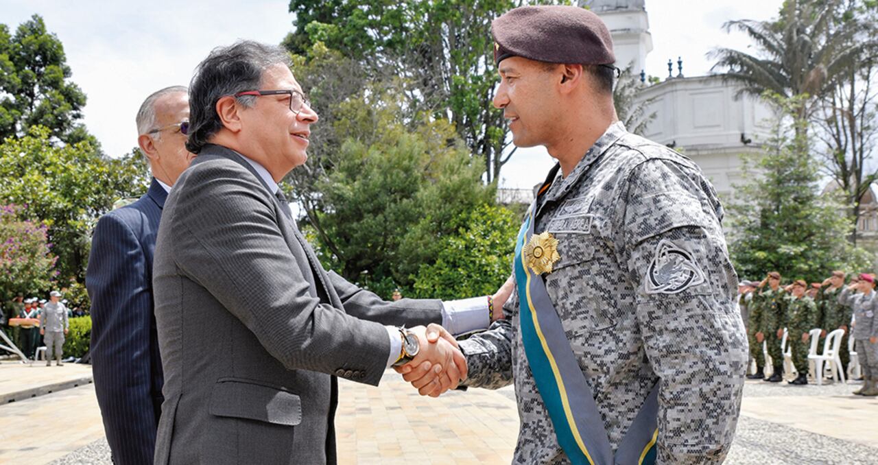 Pedro Sánchez tenía a su cargo la seguridad del presidente Petro, la primera dama Verónica Alcocer y la familia presidencial. El nombramiento se ‘cocinó’ en las últimas horas con el ofrecimiento del mandatario: “Me gustaría que fuera el ministro de Defensa”.