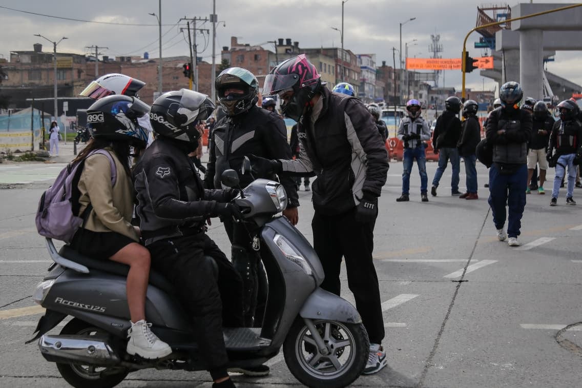 Bogotá, Octubre 30 de 2025. En inmediaciones del Portal Américas, integrantes del gremio de moteros realizan bloqueos intermitentes sobre la Avenida Ciudad de Cali con Avenida Villavicencio, en protesta por las restricciones impuestas por la Alcaldía de Bogotá con motivo de la celebración de Halloween.