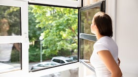 Imagen de referencia de mujer ventilando su casa.