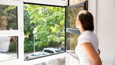 Imagen de referencia de mujer ventilando su casa.