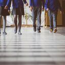 Grupo de estudiantes en un colegio.