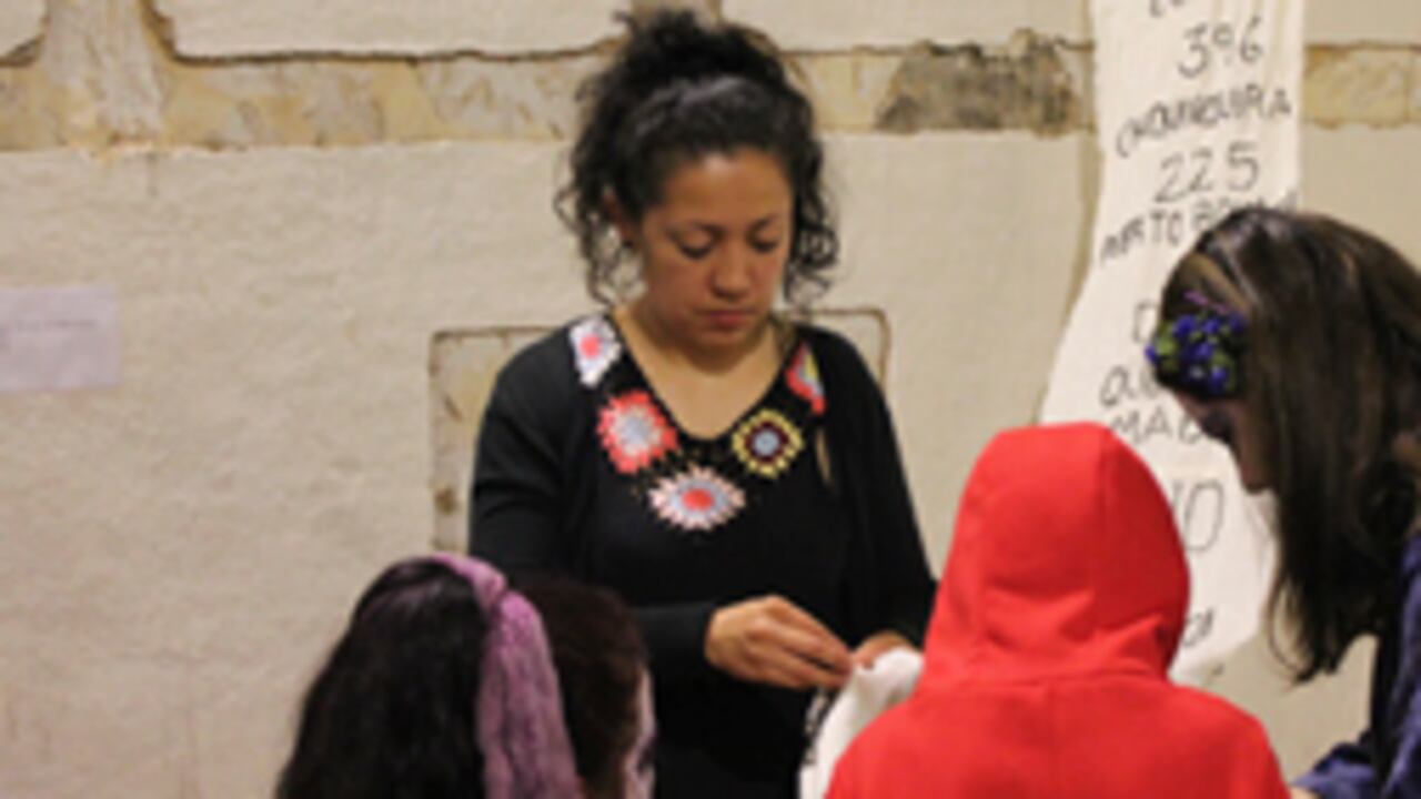 Bordando Feminicidios de Amalgama Lunar, Tunja. Cortesía de la Cinemateca de Bogotá