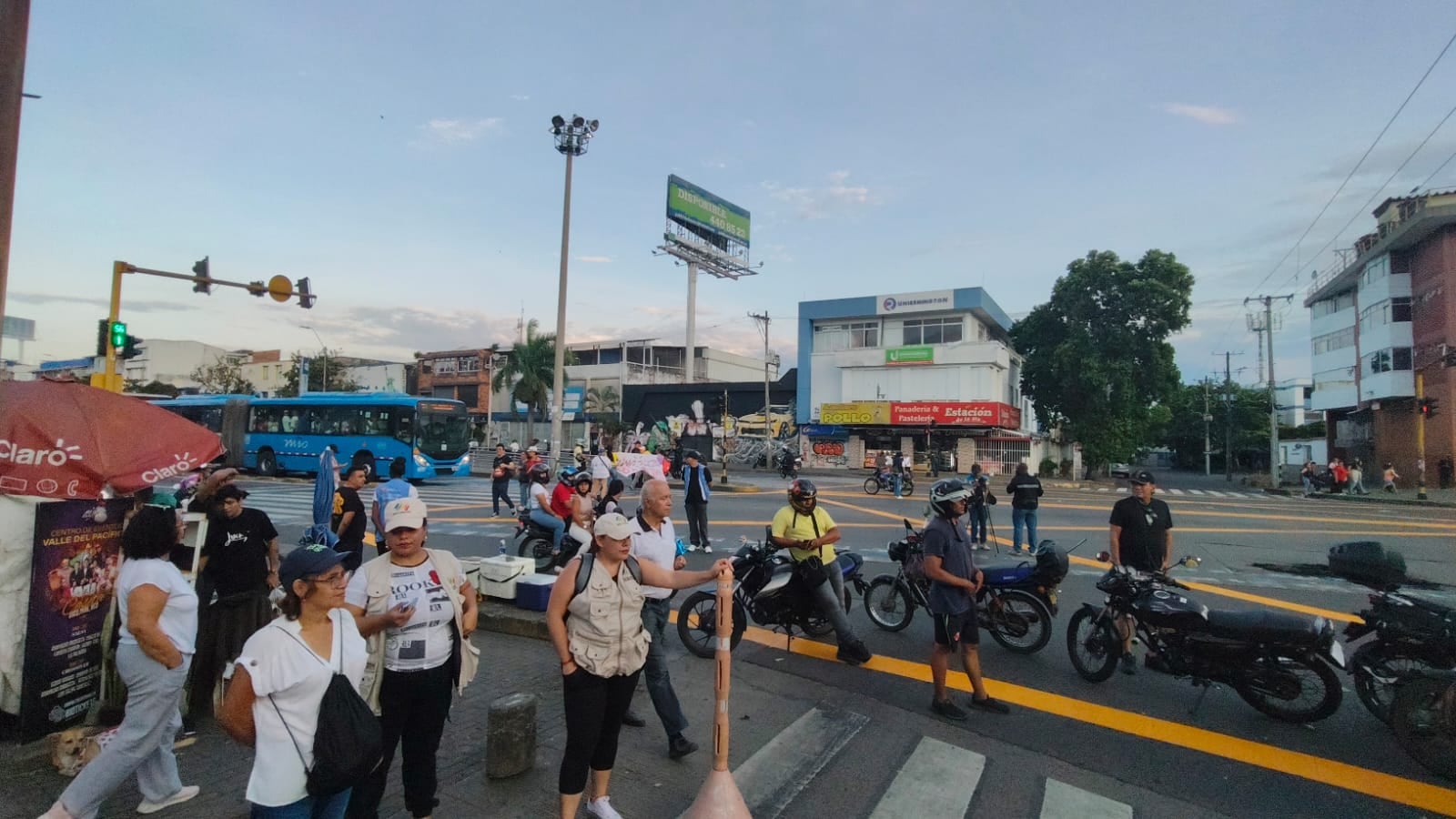 Bloqueos en Cali: participantes protestan contra operativos de movilidad y fotomultas.