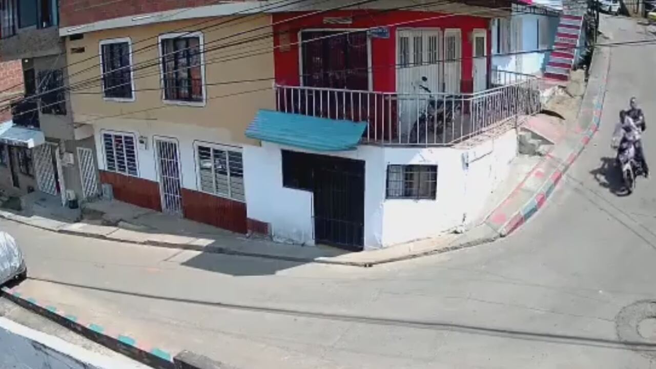 Dos hombres en moto y sin casco, se fueron al vació en una vía de Yumbo, Valle.
