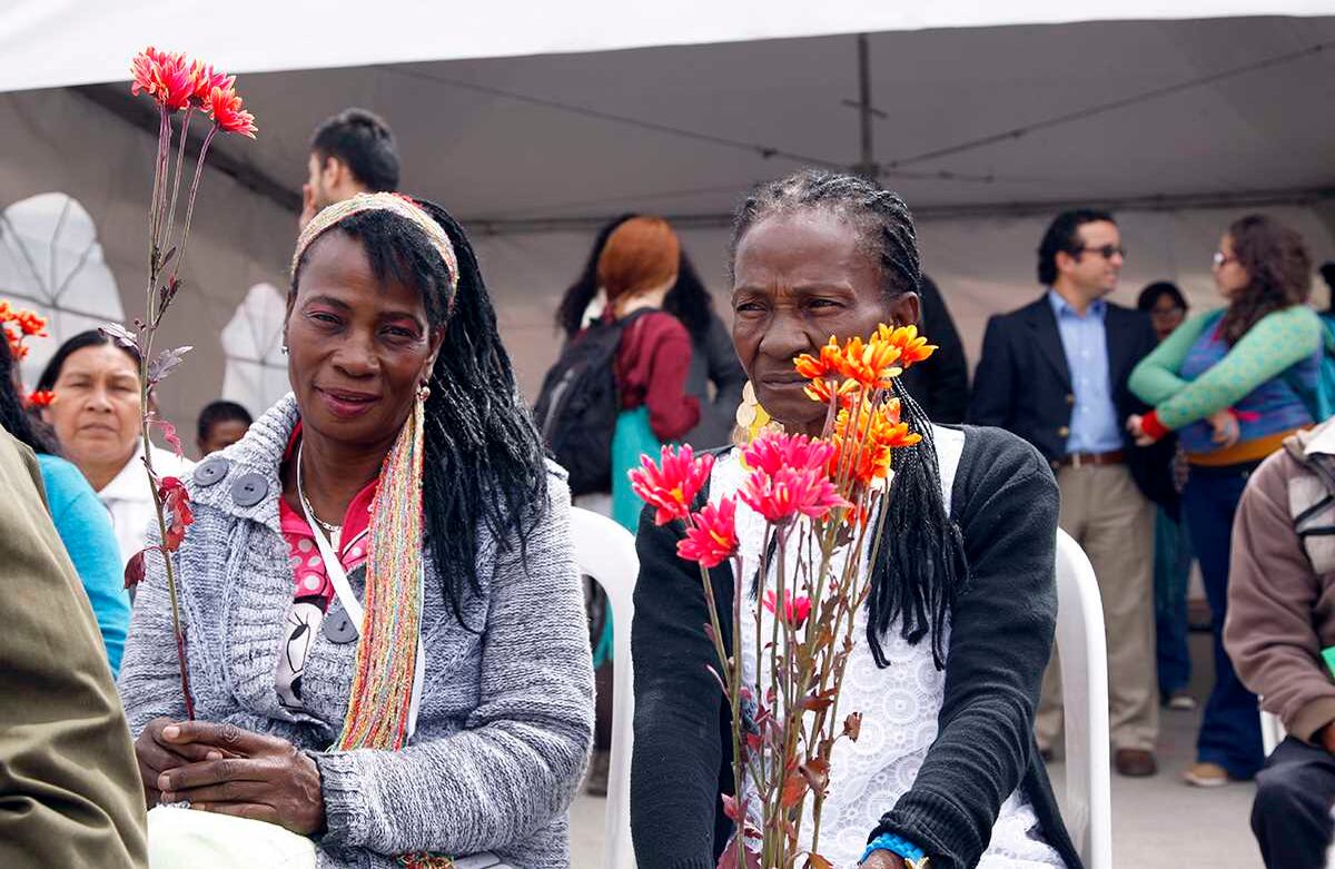 Izquierda- Derecha. Ana Rodríguez, su esposo Rosemberg Suarez desaparecido hace 27 años. Derecha: Luz María Gómez, su hijo Cesar Emilio Murillo desaparecido a los 16 años.  Foto: León Darío Peláez / SEMANA  