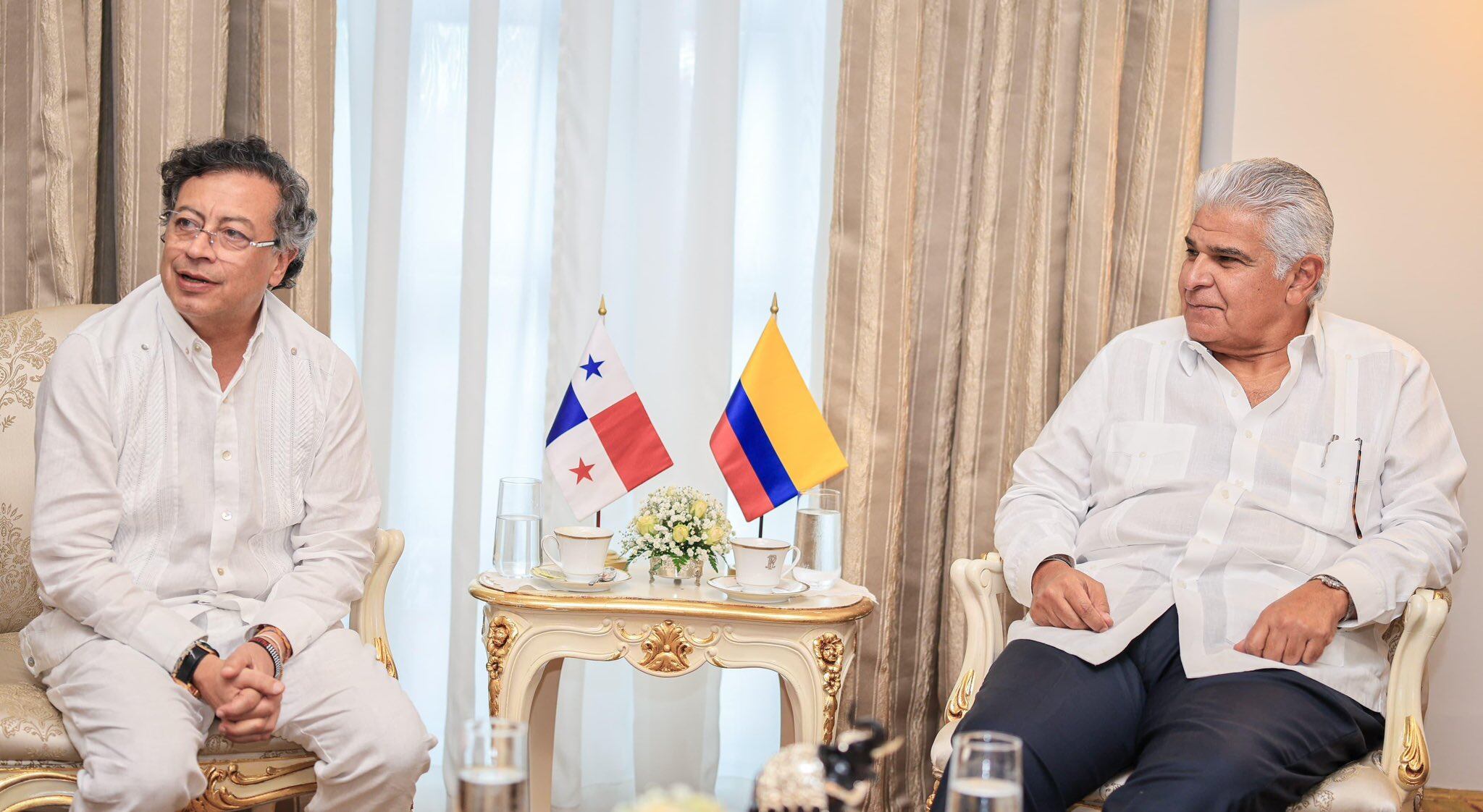 Durante la reunión se abordaron temas como la interconexión eléctrica, el abordaje conjunto del fenómeno migratorio y la recuperación de la memoria histórica.