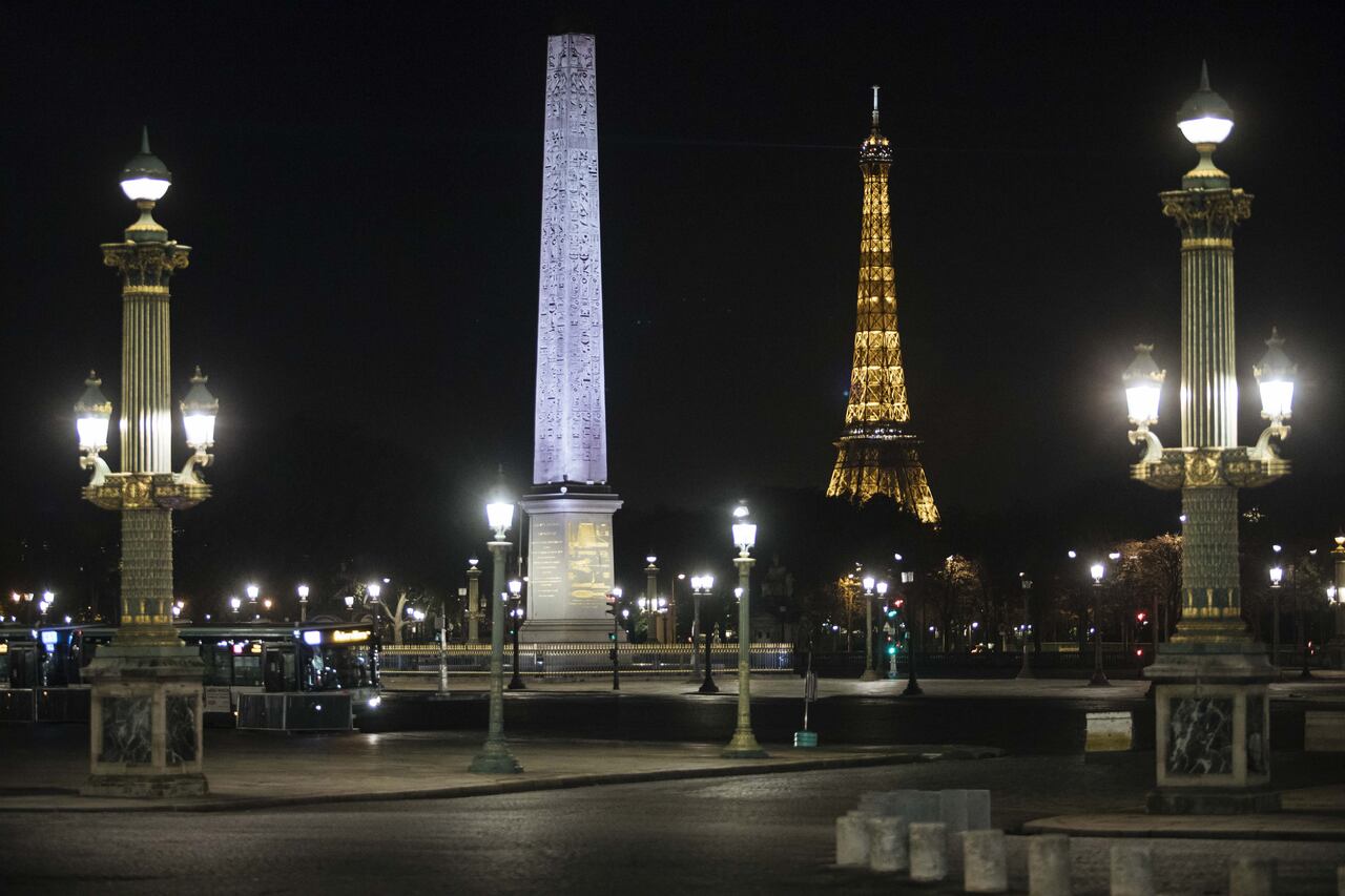 Desolada, así lució París en la primera noche de toque de queda por coronavirus