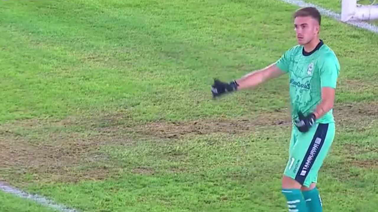 Una de las imágenes que dejó el mal estado de la grama de El Campín.