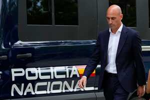 El expresidente de la federación española de fútbol Luis Rubiales, izquierda, pasa junto a una camioneta de la policía cuando sale después de testificar en la Audiencia Nacional en Madrid, España, el viernes 15 de septiembre de 2023. Los fiscales estatales españoles acusaron formalmente a Rubiales la semana pasada de presunta agresión sexual. y un acto de coerción después de que Rubiales besara a la delantera española Jenni Hermoso durante la ceremonia de premiación después de que España venciera a Inglaterra para ganar el título el 20 de agosto en Sydney, Australia. (Foto AP/Manu Fernández)
