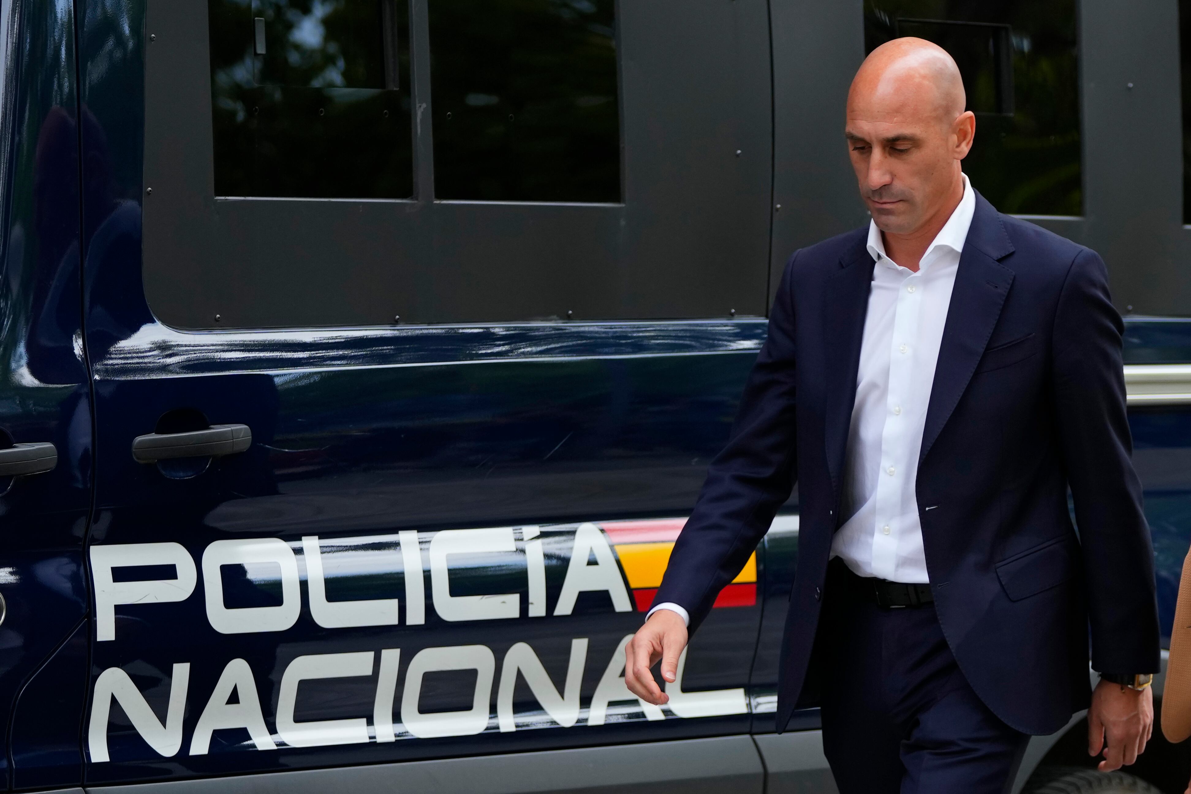 El expresidente de la federación española de fútbol Luis Rubiales, izquierda, pasa junto a una camioneta de la policía cuando sale después de testificar en la Audiencia Nacional en Madrid, España, el viernes 15 de septiembre de 2023. Los fiscales estatales españoles acusaron formalmente a Rubiales la semana pasada de presunta agresión sexual. y un acto de coerción después de que Rubiales besara a la delantera española Jenni Hermoso durante la ceremonia de premiación después de que España venciera a Inglaterra para ganar el título el 20 de agosto en Sydney, Australia. (Foto AP/Manu Fernández)