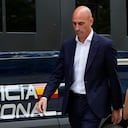 El expresidente de la federación española de fútbol Luis Rubiales, izquierda, pasa junto a una camioneta de la policía cuando sale después de testificar en la Audiencia Nacional en Madrid, España, el viernes 15 de septiembre de 2023. Los fiscales estatales españoles acusaron formalmente a Rubiales la semana pasada de presunta agresión sexual. y un acto de coerción después de que Rubiales besara a la delantera española Jenni Hermoso durante la ceremonia de premiación después de que España venciera a Inglaterra para ganar el título el 20 de agosto en Sydney, Australia. (Foto AP/Manu Fernández)