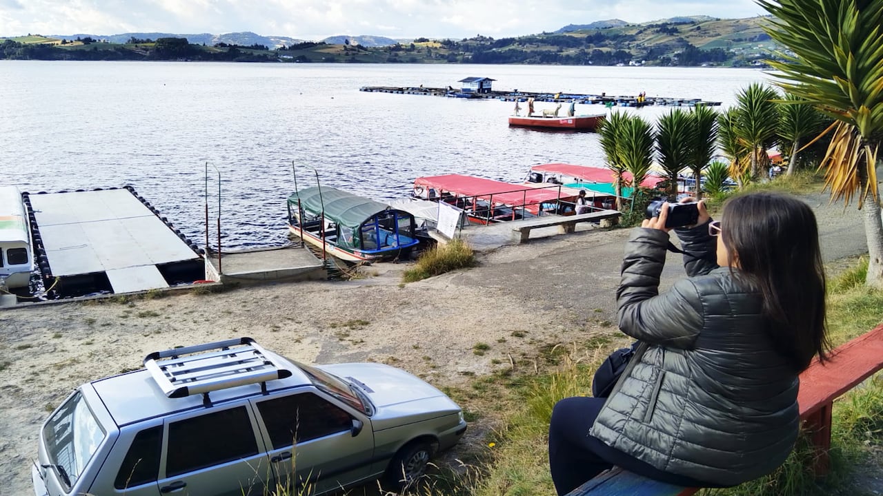 Turista tomando una foto del lago de Tota.