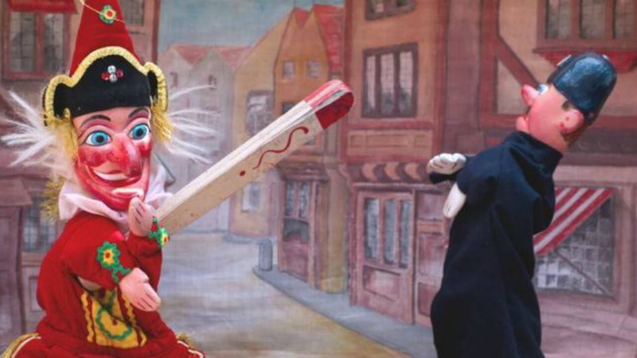 Para continuar viendo el teatro de marionetas interrumpido en la mitad del castigo, los niños debían invertir sus propios recursos. Foto: Getty Images