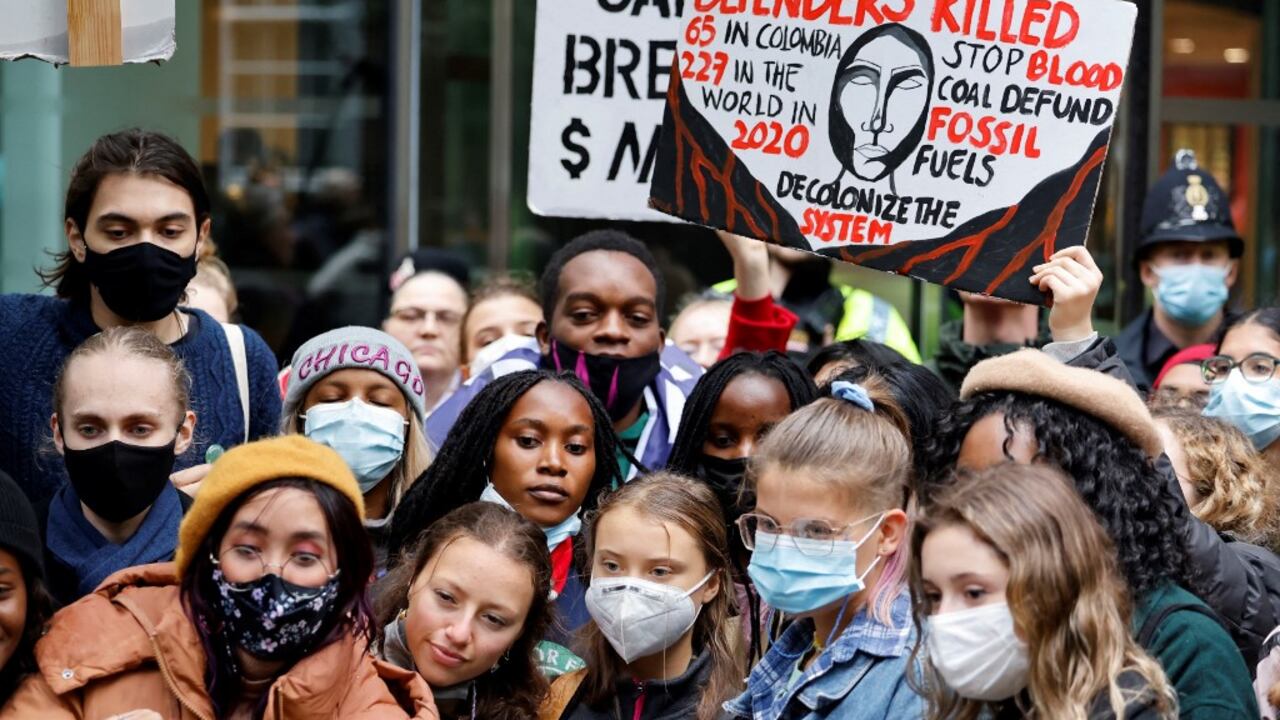 La activista climática sueca Greta Thurnberg (C) se une a los activistas en una manifestación para exigir que las 'grandes finanzas' eliminen los fondos de combustibles fósiles, frente a la sede del banco Standard Chartered en la ciudad de Londres el 29 de octubre de 2021, antes de la Conferencia de las Naciones Unidas sobre el Cambio Climático COP26 para se celebrará en Glasgow, Escocia, a partir del 31 de octubre (Foto de Tolga Akmen / AFP)