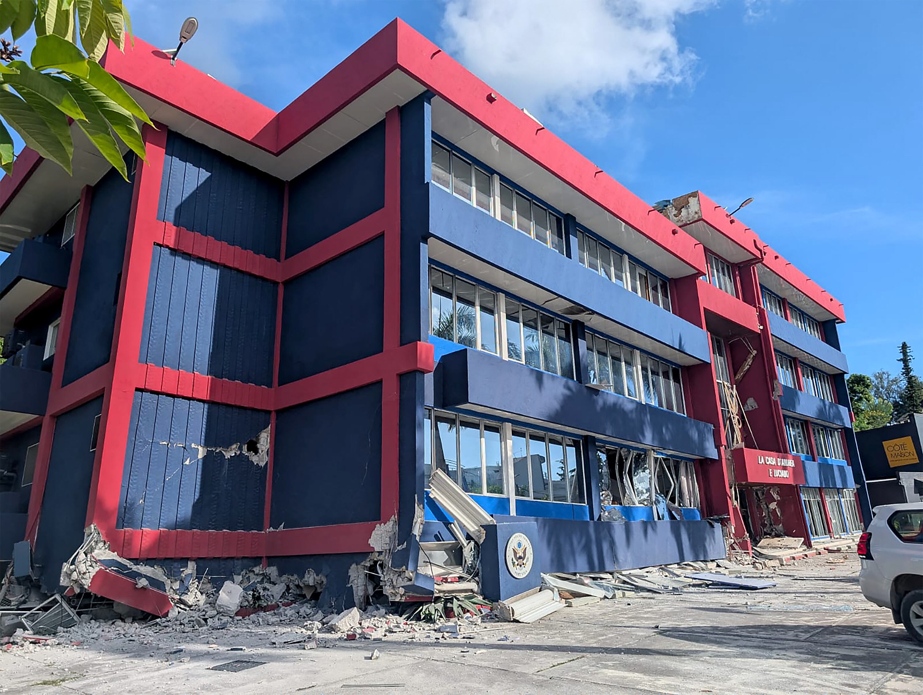 Esta foto muestra una vista general de un edificio gravemente dañado que alberga las embajadas de los Estados Unidos, el Reino Unido y Nueva Zelanda después de que un poderoso terremoto sacudiera Port Vila, la capital de Vanuatu, el 17 de diciembre de 2024. Un poderoso terremoto azotó la Vanuatu, en el Pacífico, el 17 de diciembre, destrozando edificios en la capital, Port Vila, entre ellos uno que albergaba las embajadas de Estados Unidos y otras embajadas, mientras un testigo relató a la AFP los cadáveres vistos en la ciudad.