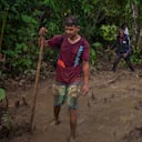 Migrantes de Venezuela y países africanos atraviesan la densa jungla a través del Tapón del Darién , donde personas han muerto en el camino y han sido atacadas por atacantes, según grupos de ayuda.