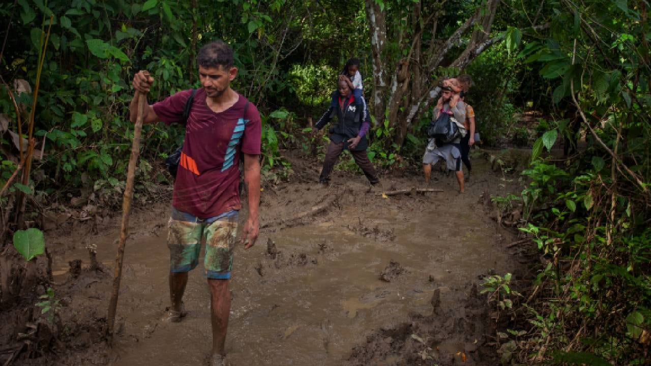 Migrantes se arriesgan a atravesar el Tapón del Darién, una espesa selva que separa a Colombia y Panamá.