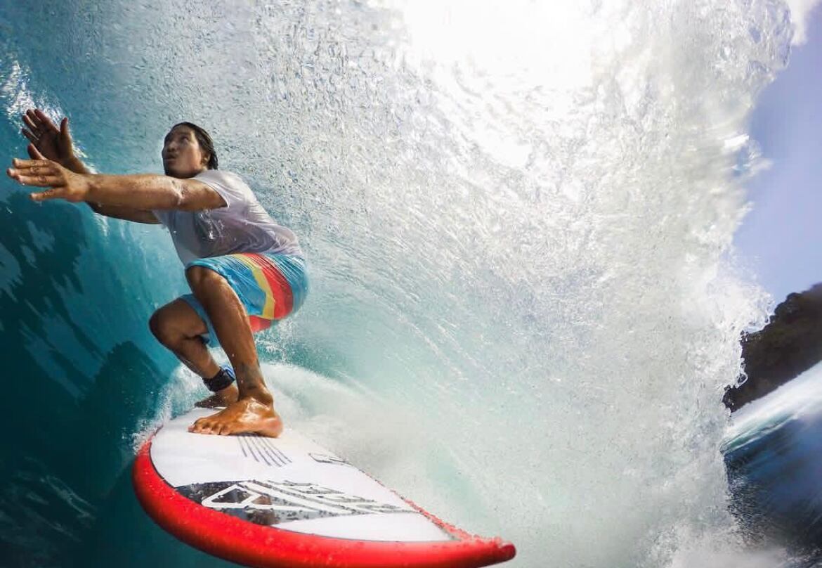 Mikala Jones murió desangrado tras un accidente surfeando.