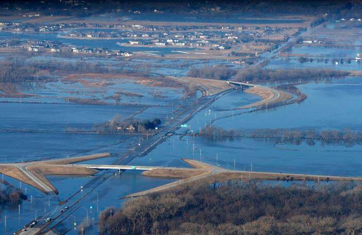 17 de marzo - El río Elkhorn consume una sección del oeste del condado de Douglas en Omaha, Nebraska. Cientos de personas fueron evacuadas de sus hogares en los estados de Nebraska y Iowa cuando los diques sucumbieron a la corriente de agua. FOTO: Jeff Bundy / Omaha World-Herald a través de AP