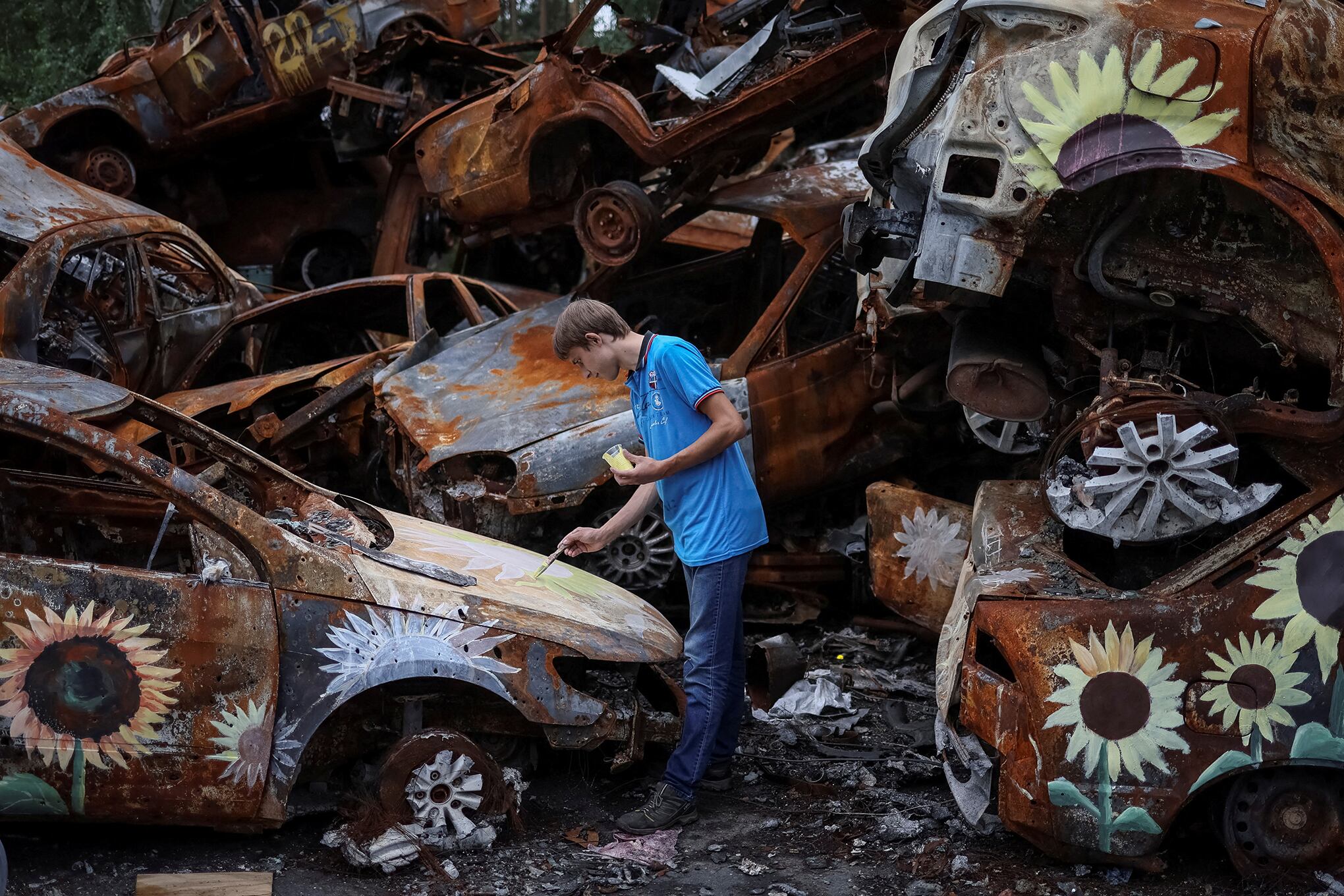 En imágenes : Artistas pintan girasoles sobre restos de guerra en Ucrania