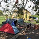 En el campamento de venezolanos, ubicado en el separador de la Calle 25, cerca de la Terminal de Transportes, viven cerca de 200 migrantes, entre los cuales hay unos 70 niños. Las personas duermen en carpas y cambuches y se bañan en el río Cali.