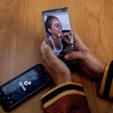 Una persona mira en su móvil el vídeo de una joven en la red musical Tik Tok, en Madrid (España), a 22 de septiembre de 2020. TikTok ha publicado este martes su tercer Informe de Transparencia, que recoge la actividad del primer semestre de 2020, en el que se eliminaron más de cien millones de vídeos por infringir las normas de la plataforma.
22 SEPTIEMBRE 2020;TECNOLOGIA;REDES SOCIALES;VÍDEOS;MÚSICA
Ricardo Rubio / Europa Press
(Foto de ARCHIVO)
22/9/2020