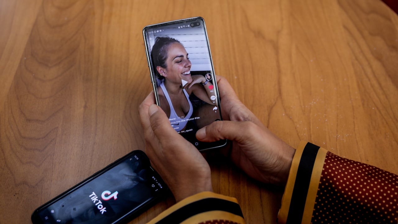 Una persona mira en su móvil el vídeo de una joven en la red musical Tik Tok, en Madrid (España).
Ricardo Rubio / Europa Press (Foto de ARCHIVO) 22/9/2020