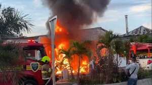 Motos de uniformados de la policía y de civiles resultaron incineradas.