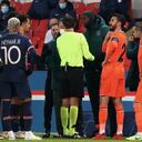 En medio de la discusión, Demba Ba pidió explicaciones el cuarto árbitro por el uso del término "negro".