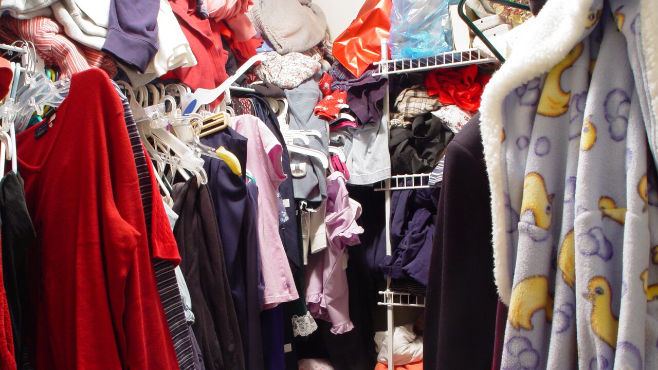 Tener el clóset desordenado tiene un significado especial, según la sicología.
